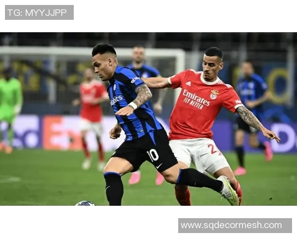 英格兰足球冠军联赛赛季回顾：精彩对决与历史性突破的全景呈现