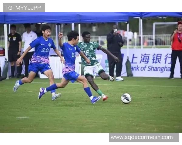 中学生足球明星的奋斗历程与成长故事展现青春拼搏精神 中学生足球明星的奋斗历程与成长故事展现青春拼搏精神